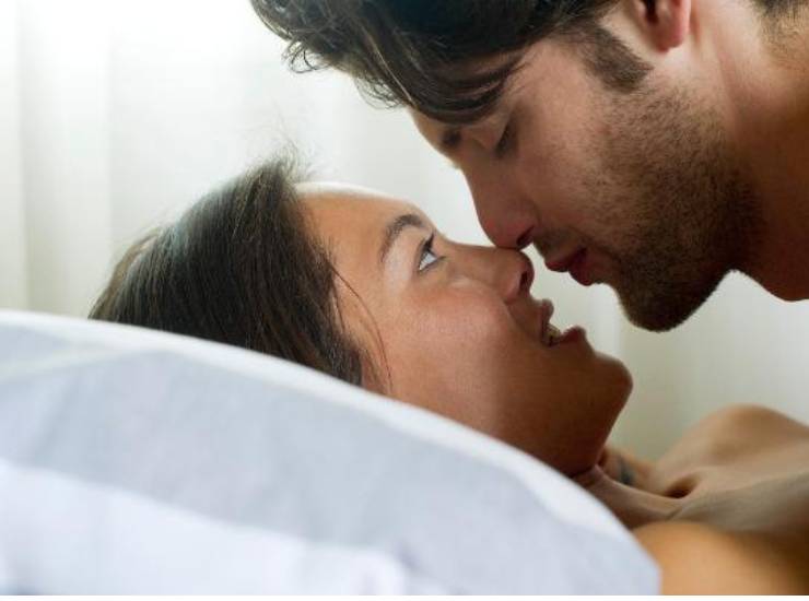 coppia a letto
