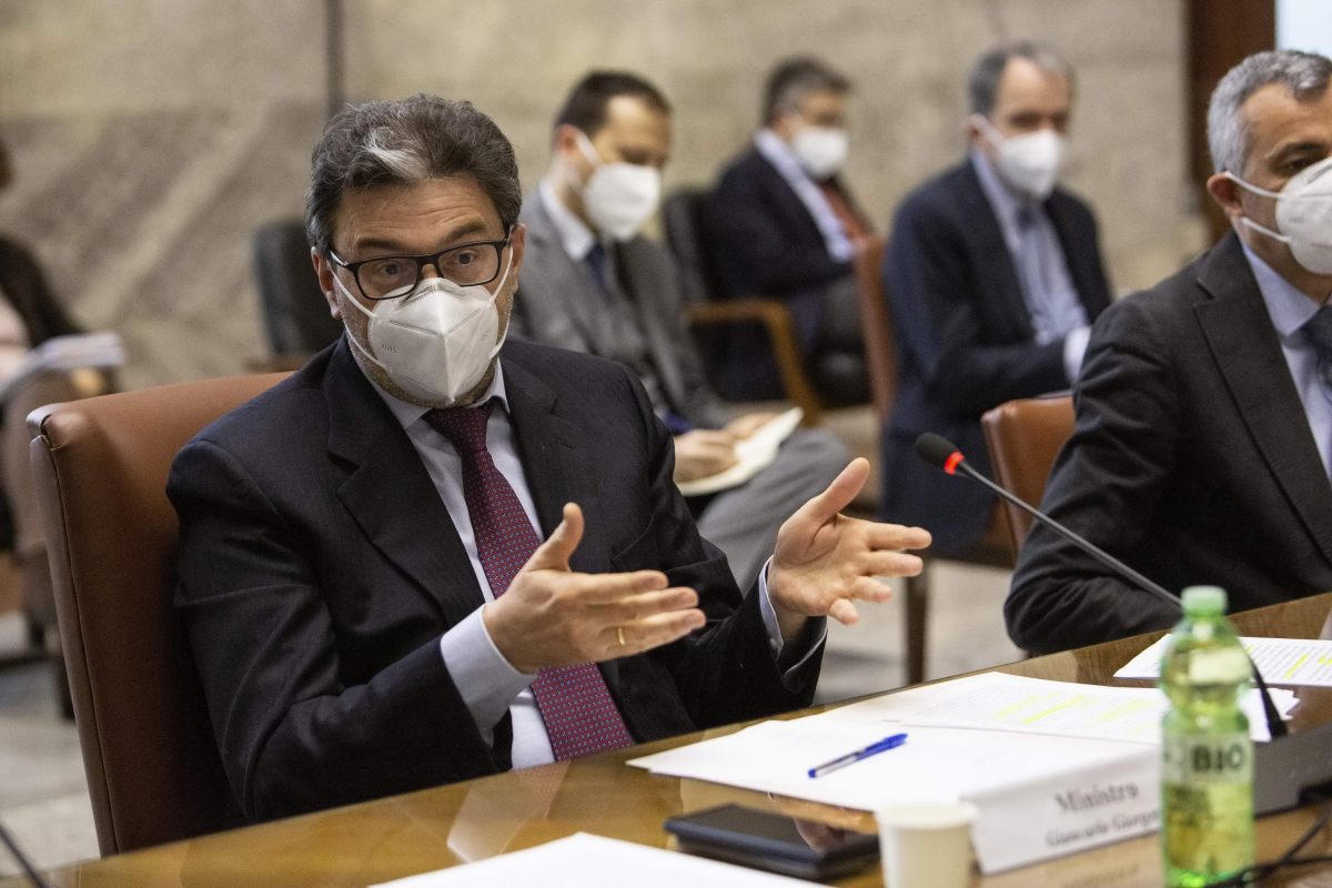 ROMA (ITALPRESS) - Si è svolto al Mise un incontro tra i sindacati e il ministro Giancarlo Giorgetti...