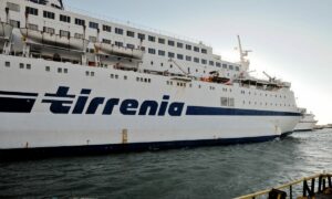 ROMA (ITALPRESS) - In una lettera ai segretari generali di Filt-Cgil, Fit-Cisl e Uiltrasporti...