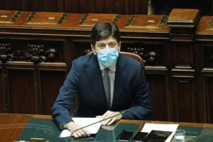 ROMA (ITALPRESS) - Estate con "meno limitazioni" e viaggi "con il pass vaccinale". Lo dice il...