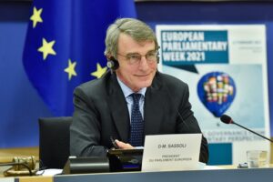 ROMA (ITALPRESS) - "Non è vero che non è prevista una sanzione per i contratti firmati dall'Europa...