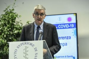 ROMA (ITALPRESS) - Rt in calo a 0,98, ma ancora troppo vicino all'1 e ricoveri in terapia intensiva...