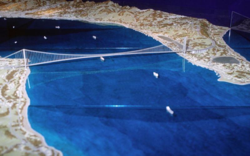 ROMA (ITALPRESS) - Poco più di tre chilometri di mare e un dibattito su come attraversarli che dura...