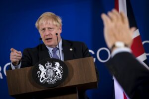 LONDRA (REGNO UNITO) (ITALPRESS) - "Dal 12 aprile inizia la seconda fase e riaprono ristoranti, pub...