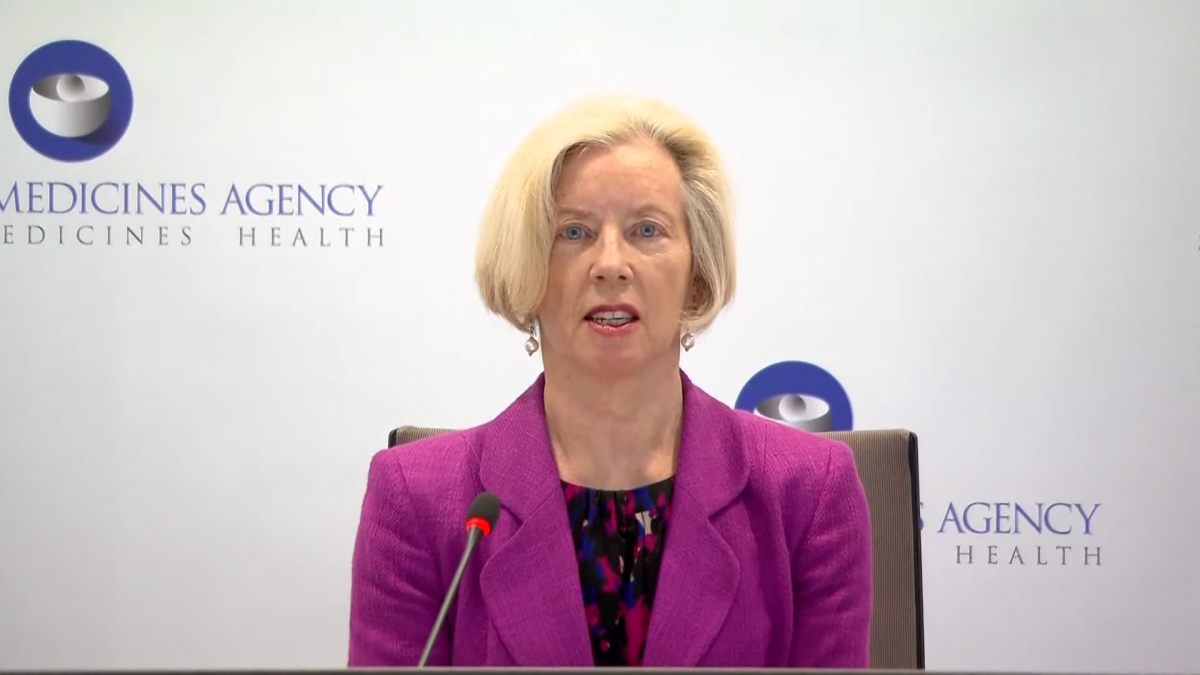 ROMA (ITALPRESS) - L'Ema riscontra "un possibile collegamento a casi molto rari di coaguli di sangue...