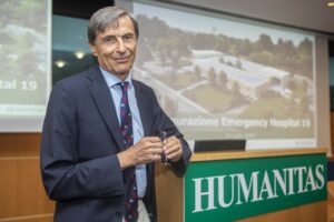 ROMA (ITALPRESS) - "Non si sottolinea abbastanza che vaccinando gli anziani mettiamo in sicurezza...