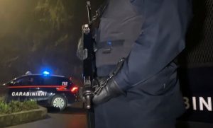 CUNEO (ITALPRESS) - Drammatica rapina questo pomeriggio in una gioielleria di Grinzane Cavour, nei...