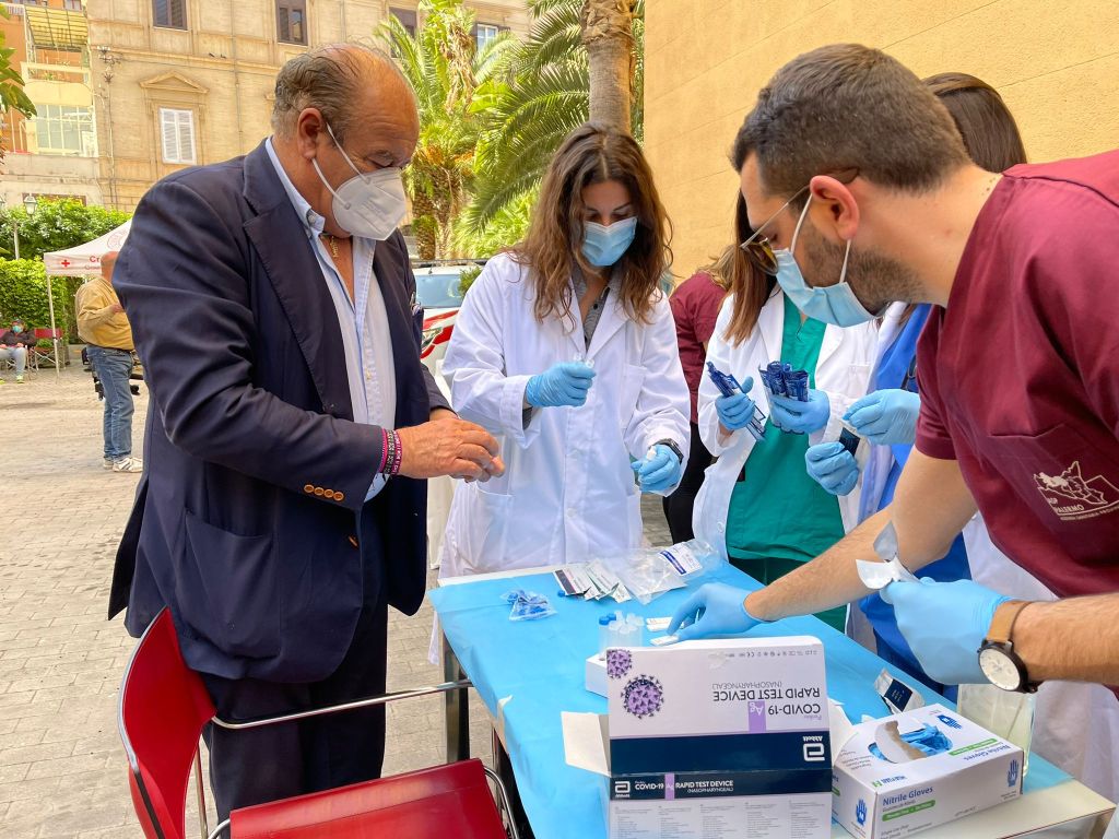 PALERMO (ITALPRESS) - Vaccini ai senzatetto, per chi non pensava nemmeno di avere la possibilità, o...