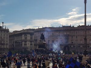 MILANO (ITALPRESS) - Centinaia di tifosi dell'Inter si sono riversati in piazza Duomo, a Milano, per...