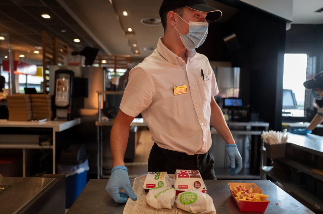 MILANO (ITALPRESS) - Le procedure di McDonald's Italia dedicate alla prevenzione dal Covid-19 nei...