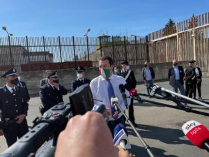 Salvini “sia l’estate dei turisti, non dei migranti che sbarcano”