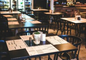 ROMA (ITALPRESS) - Nelle attivita' dei servizi di ristorazione, il consumo al tavolo è consentito...