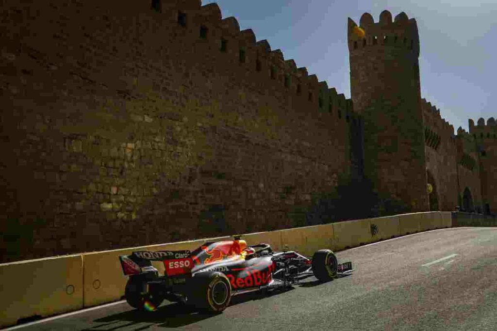 Perez sfreccia nelle libere a Baku, Sainz terzo davanti a Leclerc