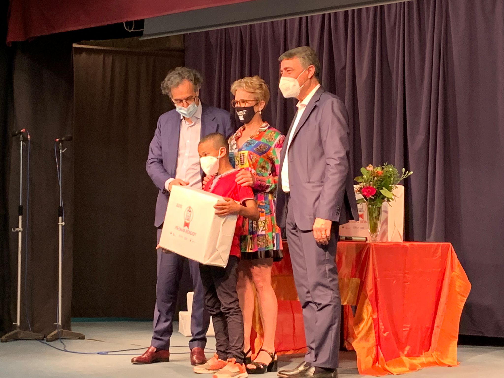 MILANO (ITAPRESS) - Parte dalla periferia di Milano la lotta alla povertà digitale grazie al premio...