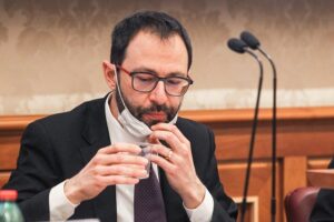 Incendi, Patuanelli “Governo valuta task force per Sud Italia”