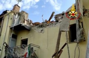 TORINO (ITALPRESS) - Poco prima delle 9 di stamattina si è verificato il crollo di una palazzina di...