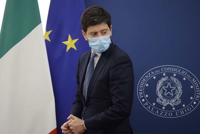 ROMA (ITALPRESS) - "Il vaccino è lo strumento per evitare nuove misure restrittive. Il virus esiste...
