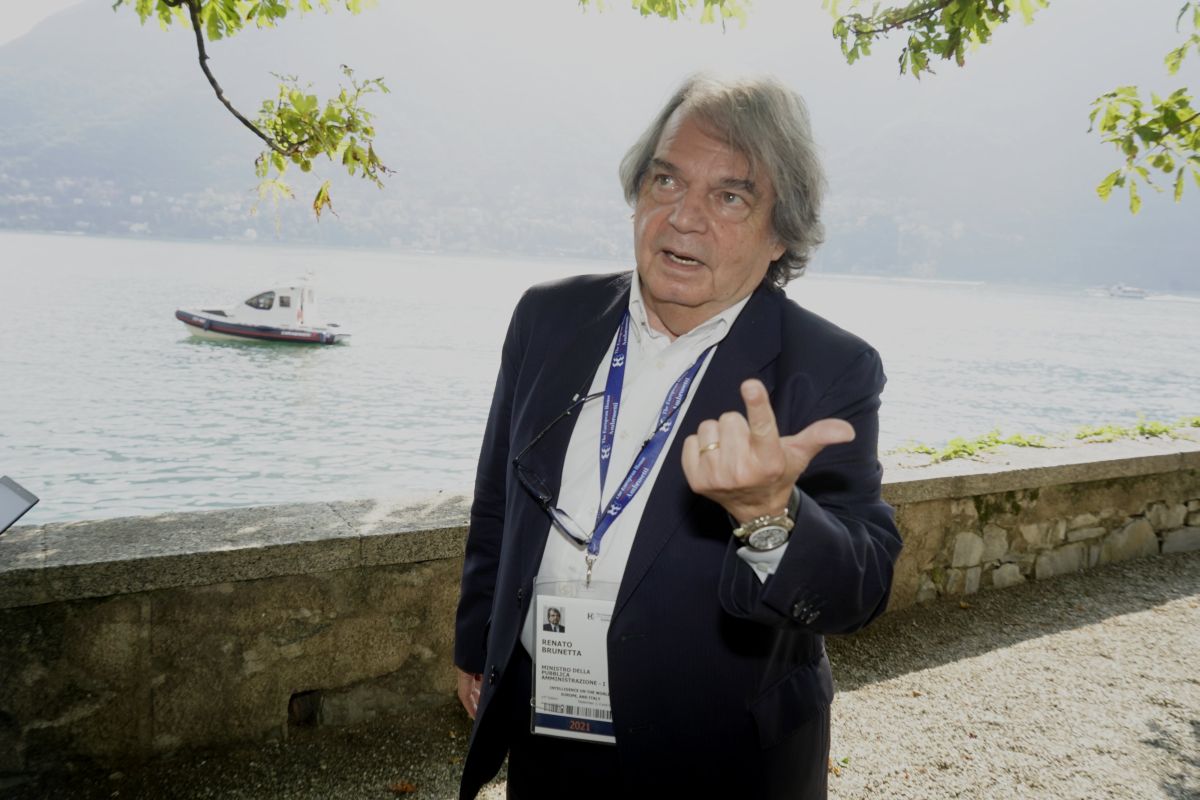 ROMA (ITALPRESS) - "Il dibattito che si è aperto sullo smart working assomiglia a una commedia degli...