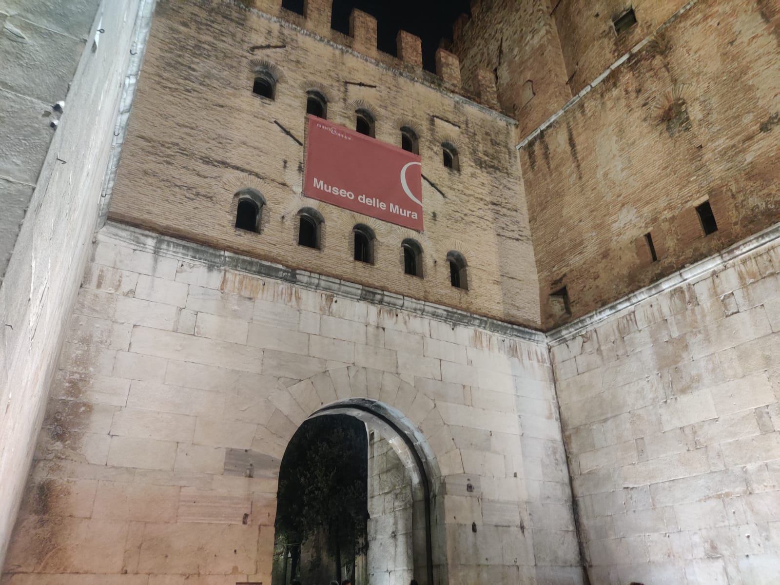 ROMA (ITALPRESS) - Inaugurato questa sera il nuovo impianto di illuminazione artistica di Porta San...