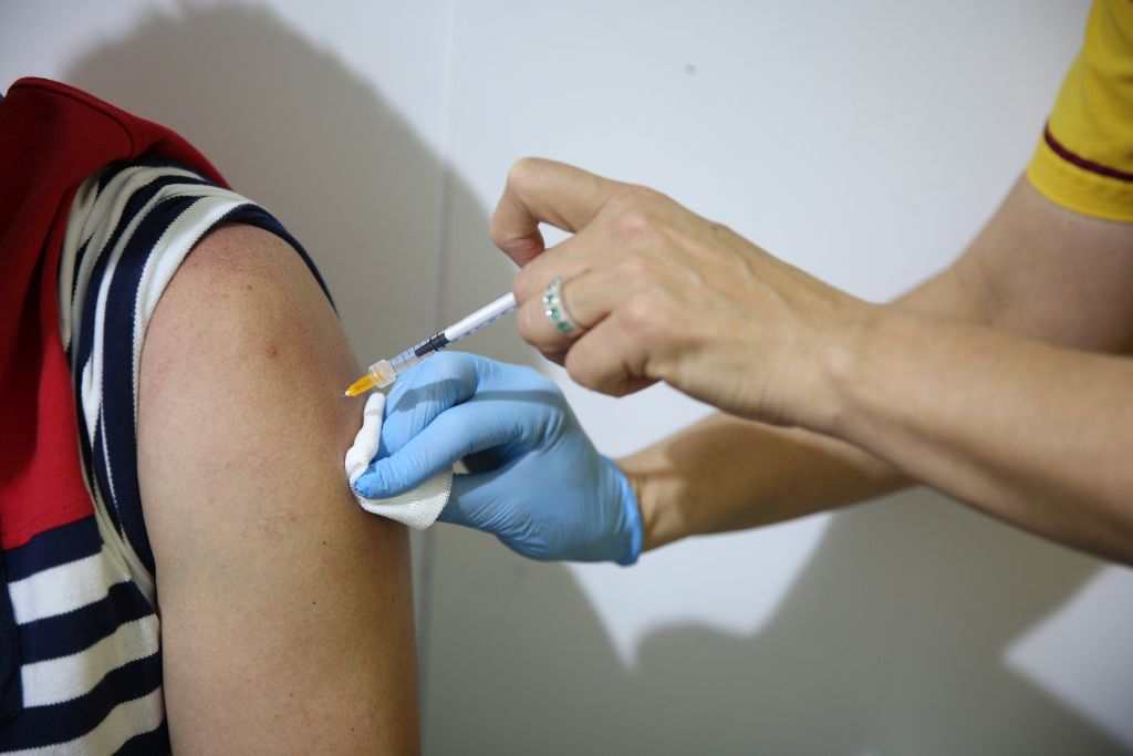 ROMA (ITALPRESS) - "I vaccini non saranno efficaci al 100%, ma ci stanno proteggendo dal virus...