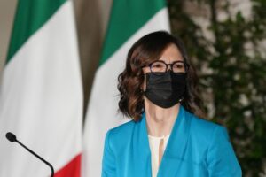 ROMA (ITALPRESS) - "Dobbiamo stroncare la circolazione del virus e le varianti per continuare a...