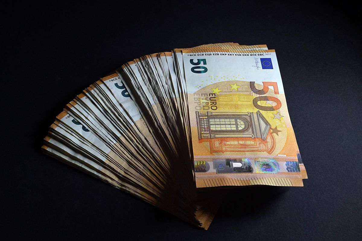 ROMA (ITALPRESS) - La stima aggiornata dei conti economici nazionali conferma la contrazione di...