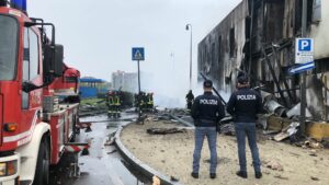 MILANO (ITALPRESS) - MILANO (ITALPRESS) - Sono morti i cinque passeggeri e il pilota...