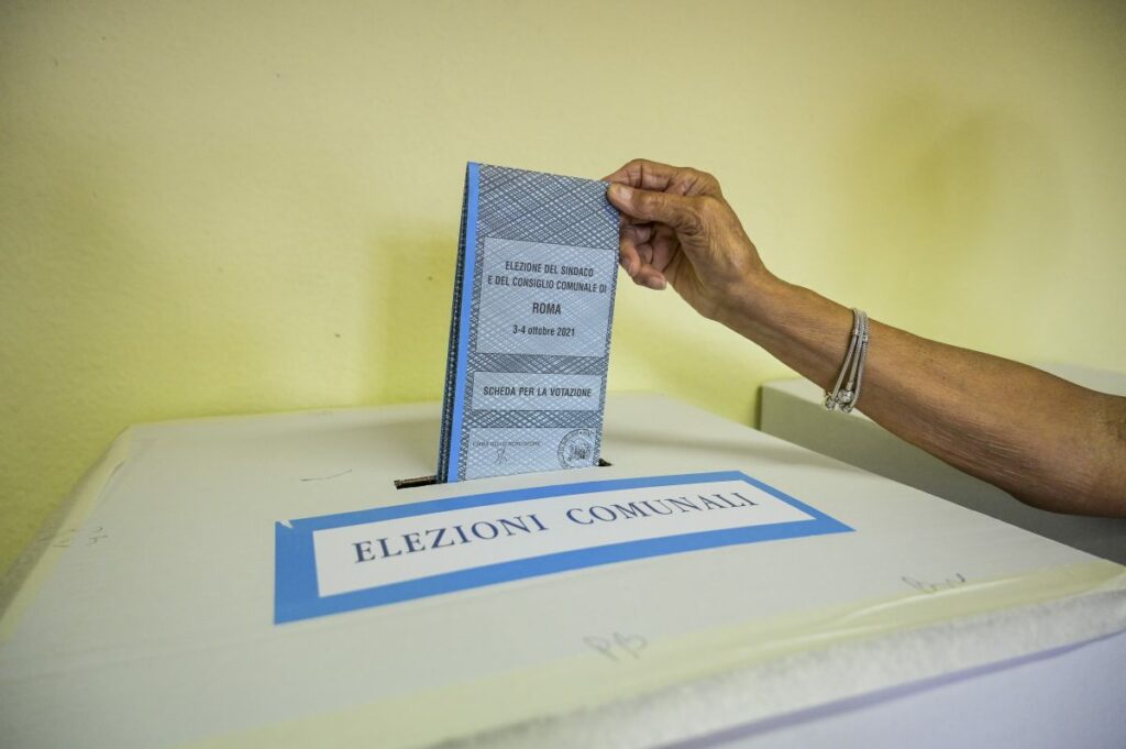 Prime proiezioni, Sala verso la vittoria a Milano, ballottaggio a Roma