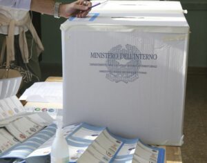 ROMA (ITALPRESS) - Urne aperte per i ballottaggi. Si vota oggi fino alle 23 e domani, dalle ore 7...