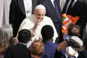 ROMA (ITALPRESS) - "Esprimo la mia vicinanza ai migliaia di migranti, rifugiati e ai bisognosi di...