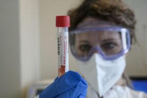 ROMA (ITALPRESS) - Un nuovo balzo dei contagi Covid in Italia. Dall'ultimo bollettino del ministero...