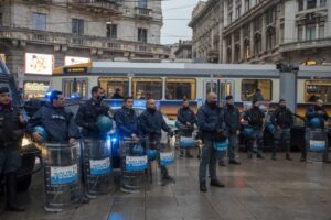 ROMA (ITALPRESS) - Tensione, scontri e lancio di bottiglie alle manifestazioni no green pass di...