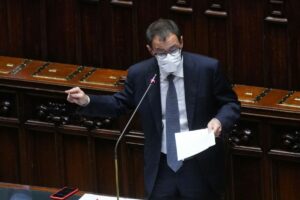 Green Pass, Patuanelli “Chi manifesta rispetti le regole”