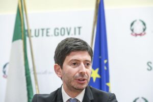 ROMA (ITALPRESS) - "Facciamo in fretta con il richiamo per fermare la quarta ondata". Lo dice il...