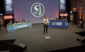 FIRENZE (ITALPRESS) - "Ci sta arrivando tanto fango addosso, ma il sorriso non riusciranno a...