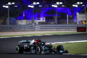 LOSAIL (QATAR) (ITALPRESS) - Lewis Hamilton vince il Gran Premio del Qatar e continua a rosicchiare...