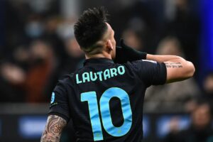MILANO (ITALPRESS) - Dopo il Milan, cade per la prima volta anche il Napoli. L'Inter batte 3-2 la...