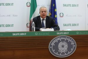 ROMA (ITALPRESS) - "Mascherine all'aperto e tampone obbligatorio anche per i vaccinati per...