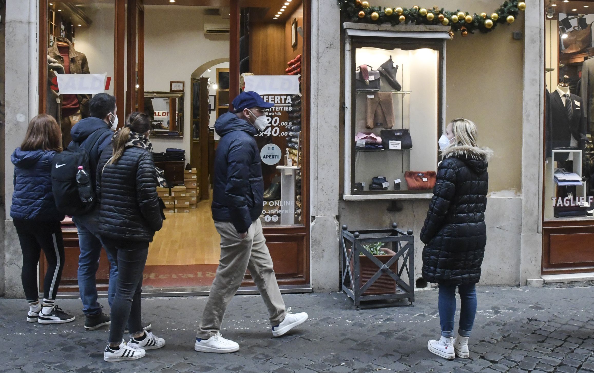 ROMA (ITALPRESS) - Il 2021 chiuderà con una crescita del Pil del 6,2% e dei consumi del 5,1%. E'...