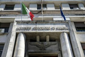 Covid, Iss “La sorveglianza deve includere tutti i positivi”