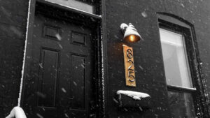 Back to Black. A Baltimora, tra una fila di graziose casette dal colore chiaro, è impossibile non...