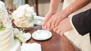 Aveva chiesto espressamente al futuro marito di non fare scherzi, ma così non è stato. La sposina...