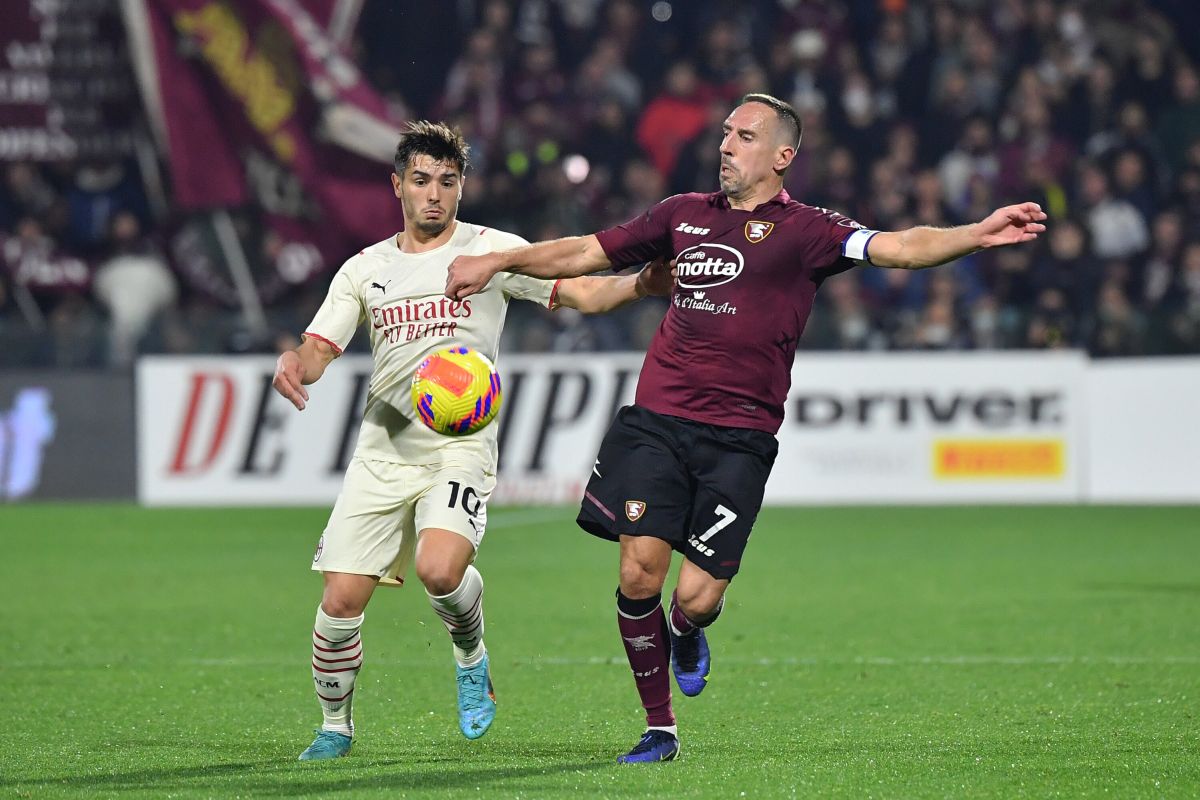 SALERNO (ITALPRESS) – Una Salernitana commovente lotta assieme al suo nuovo allenatore, Davide...