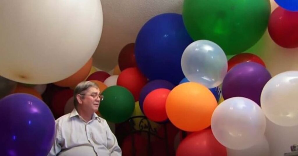 La storia dell’uomo attratto fisicamente dai palloncini: “Sono come donne da baciare”