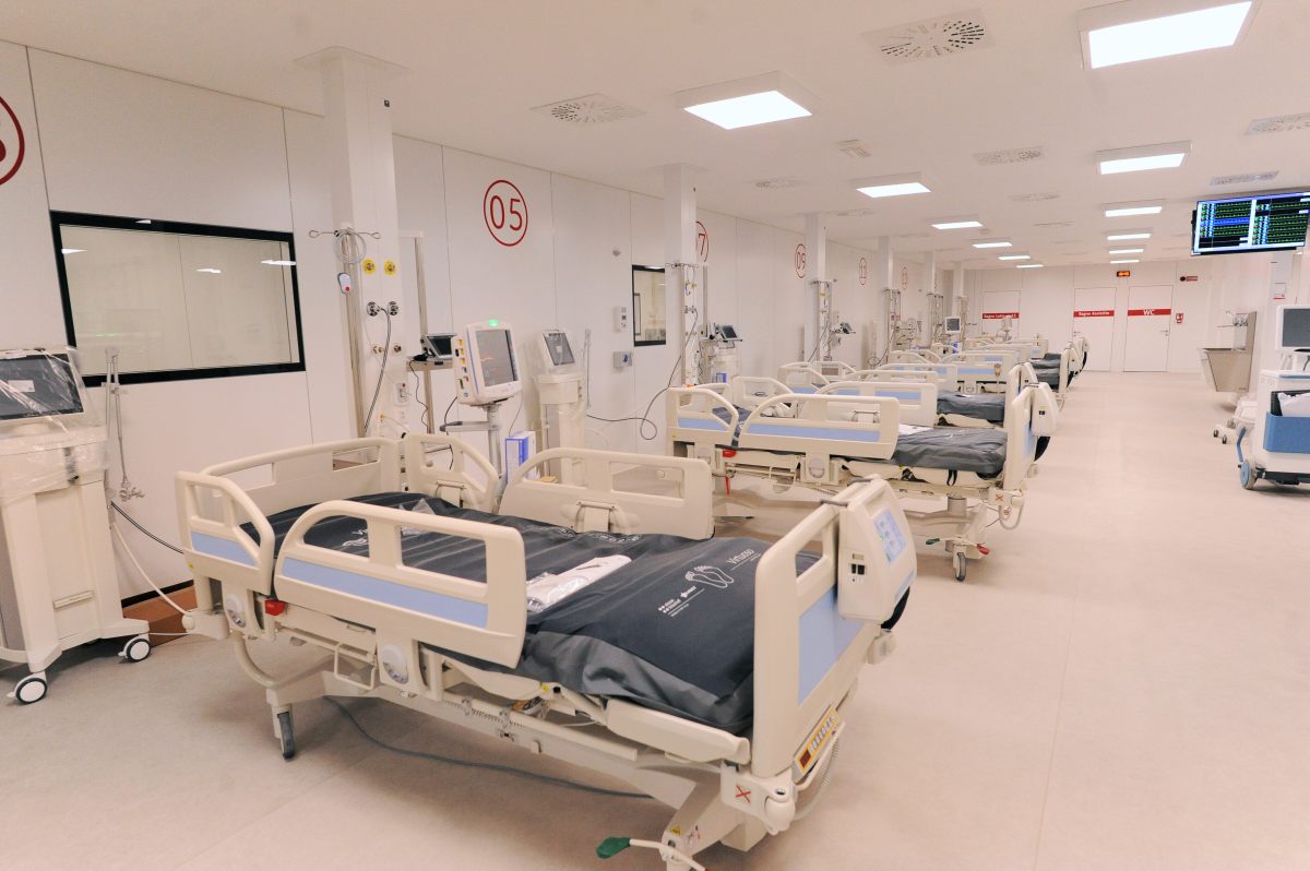 INTERNI DEL COVID HOSPITAL ALLA FIERA DEL LEVANTE DI BARI AREA MEDICA REPARTO POSTO LETTO POSTI...
