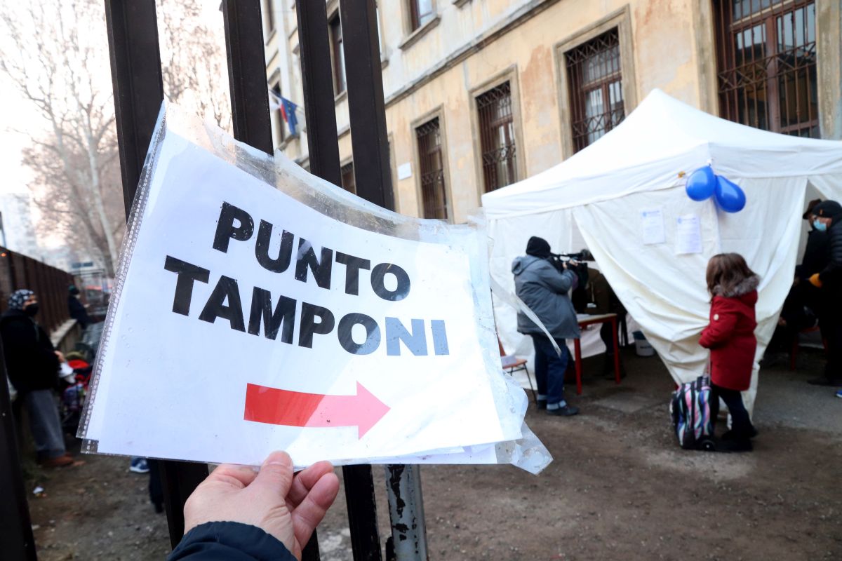 SCUOLA, PUNTO TAMPONI AL THOUAR GONZAGA DI MILANO TAMPONE COVID-19 CORONAVIRUS BAMBINO BAMBINI...