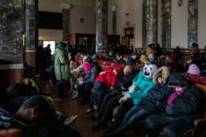 STAZIONE FERROVIARIA DI LVIV, PERSONE IN ATTESA DEI TRENI PER LA POLONIA ROMA – Sirene d’allarme in...