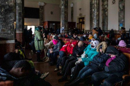 STAZIONE FERROVIARIA DI LVIV, PERSONE IN ATTESA DEI TRENI PER LA POLONIA ROMA – Sirene d’allarme in...
