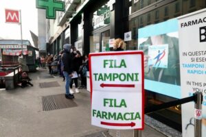 FARMACIA CODA DI BAMBINI E ADULTI PER SOTTOPORSI A TAMPONI TAMPONE FILE FILA ROMA – Secondo il...