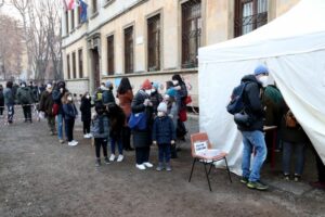 SCUOLA, PUNTO TAMPONI AL THOUAR GONZAGA DI MILANO TAMPONE COVID-19 CORONAVIRUS BAMBINO BAMBINI CON I...